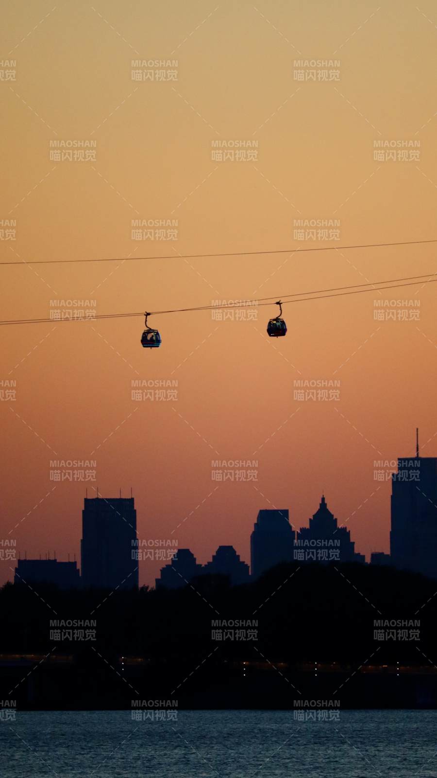 夕陽下的城市纜車剪影