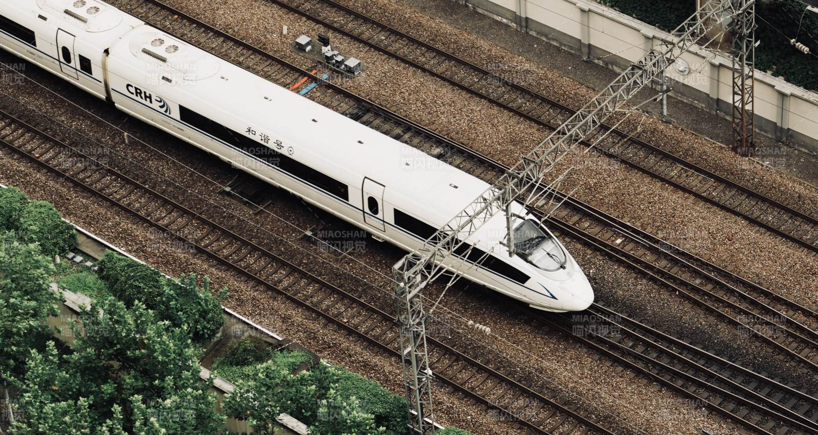 高速列車行駛中