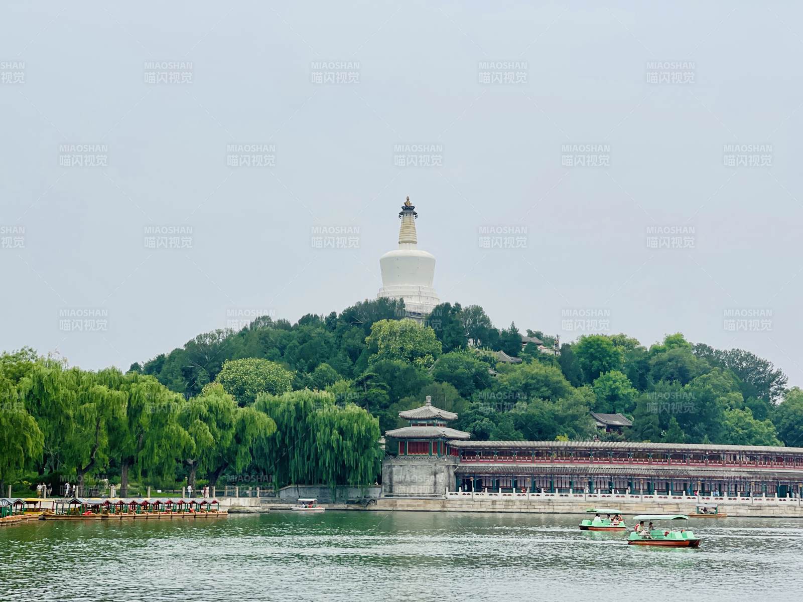 北京北海公園白塔遠景圖