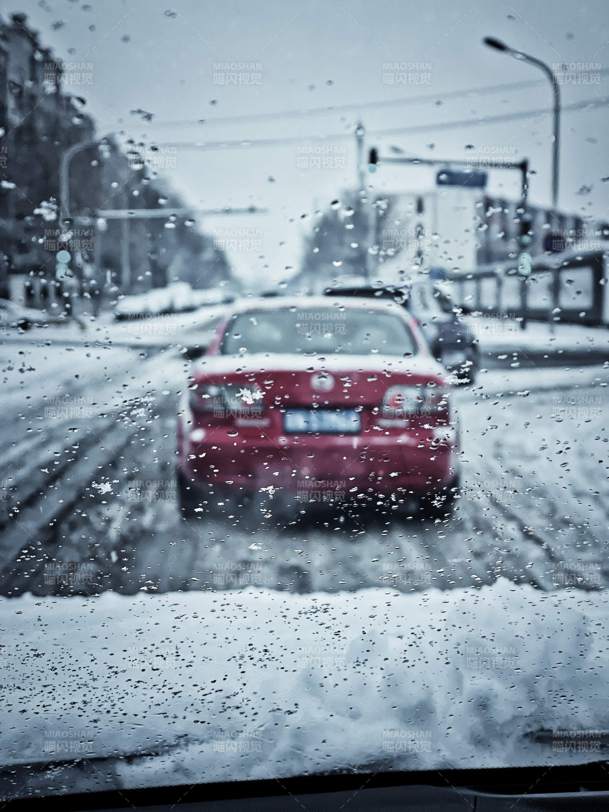 雪中行車 視線模糊