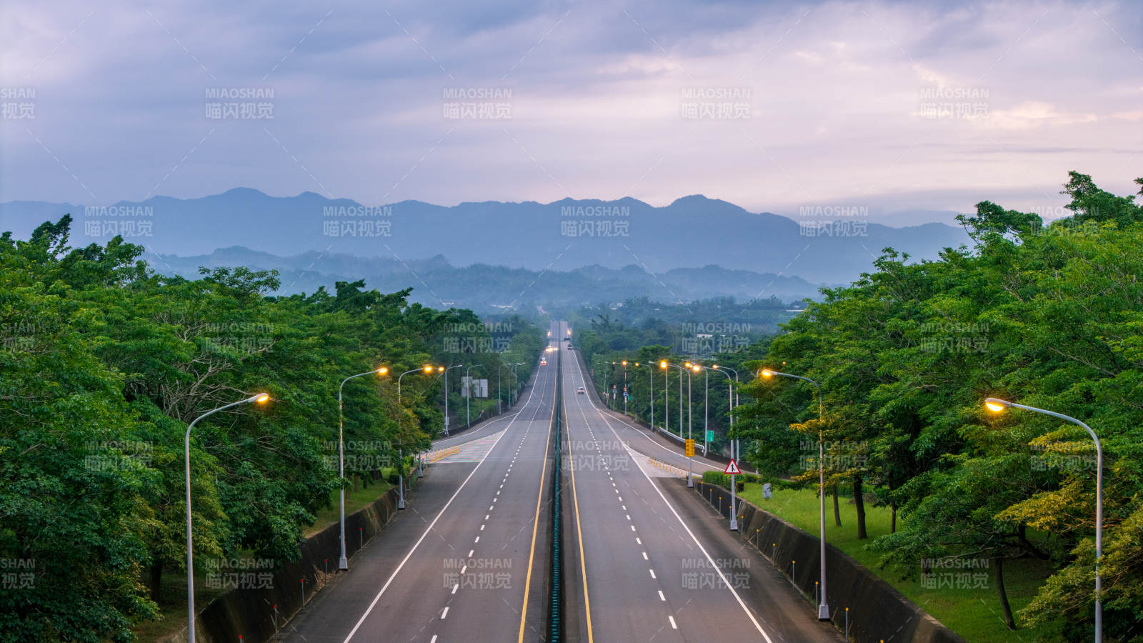 山間公路 綠樹成蔭