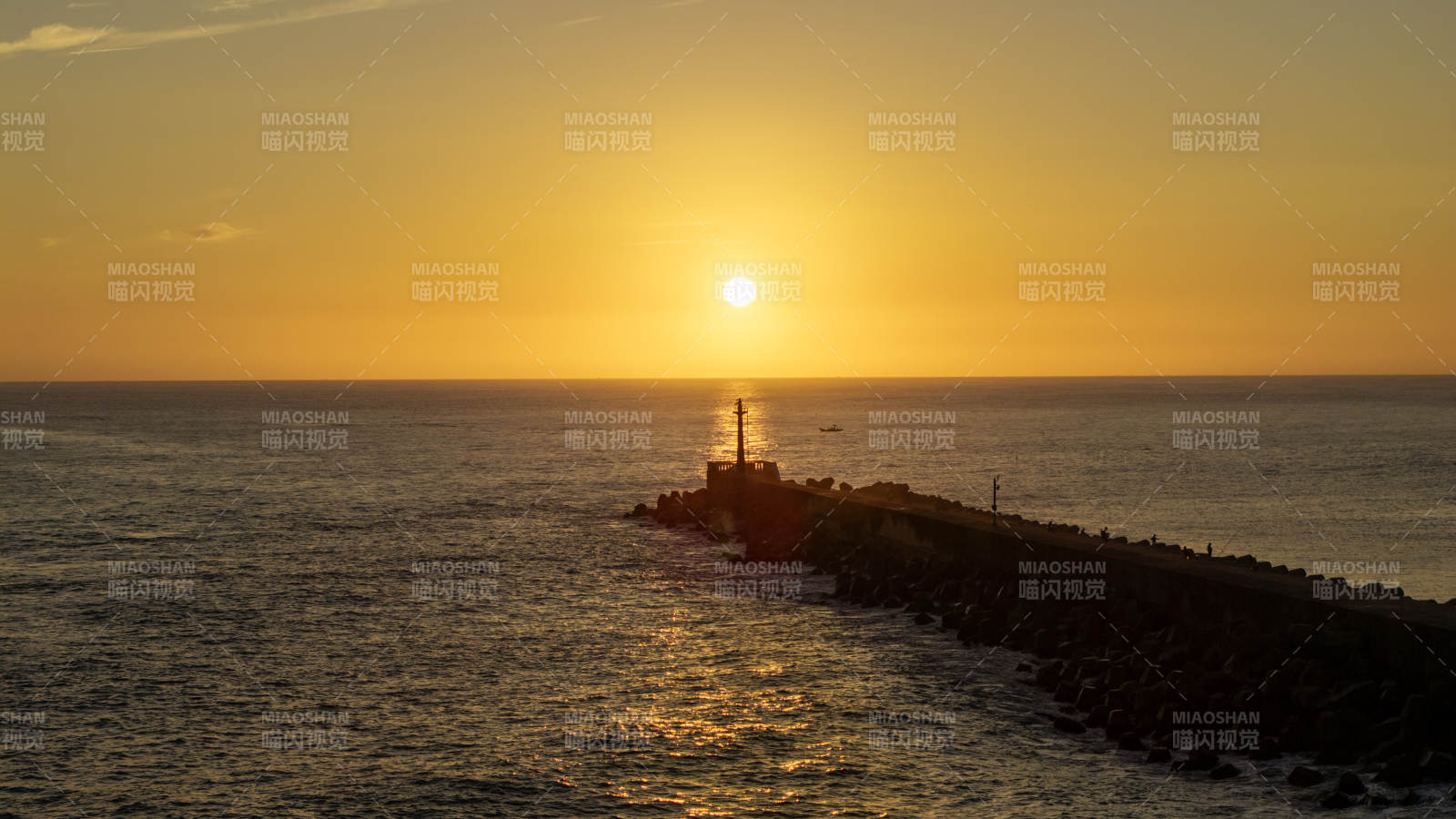 夕陽下的燈塔與海堤