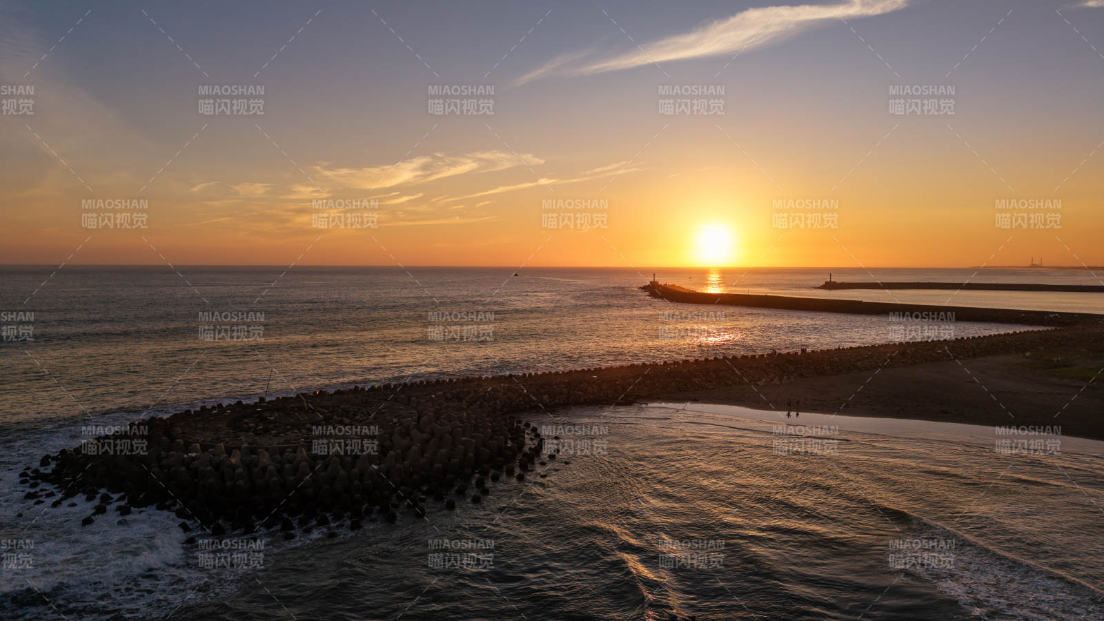 夕陽下的海堤風(fēng)光
