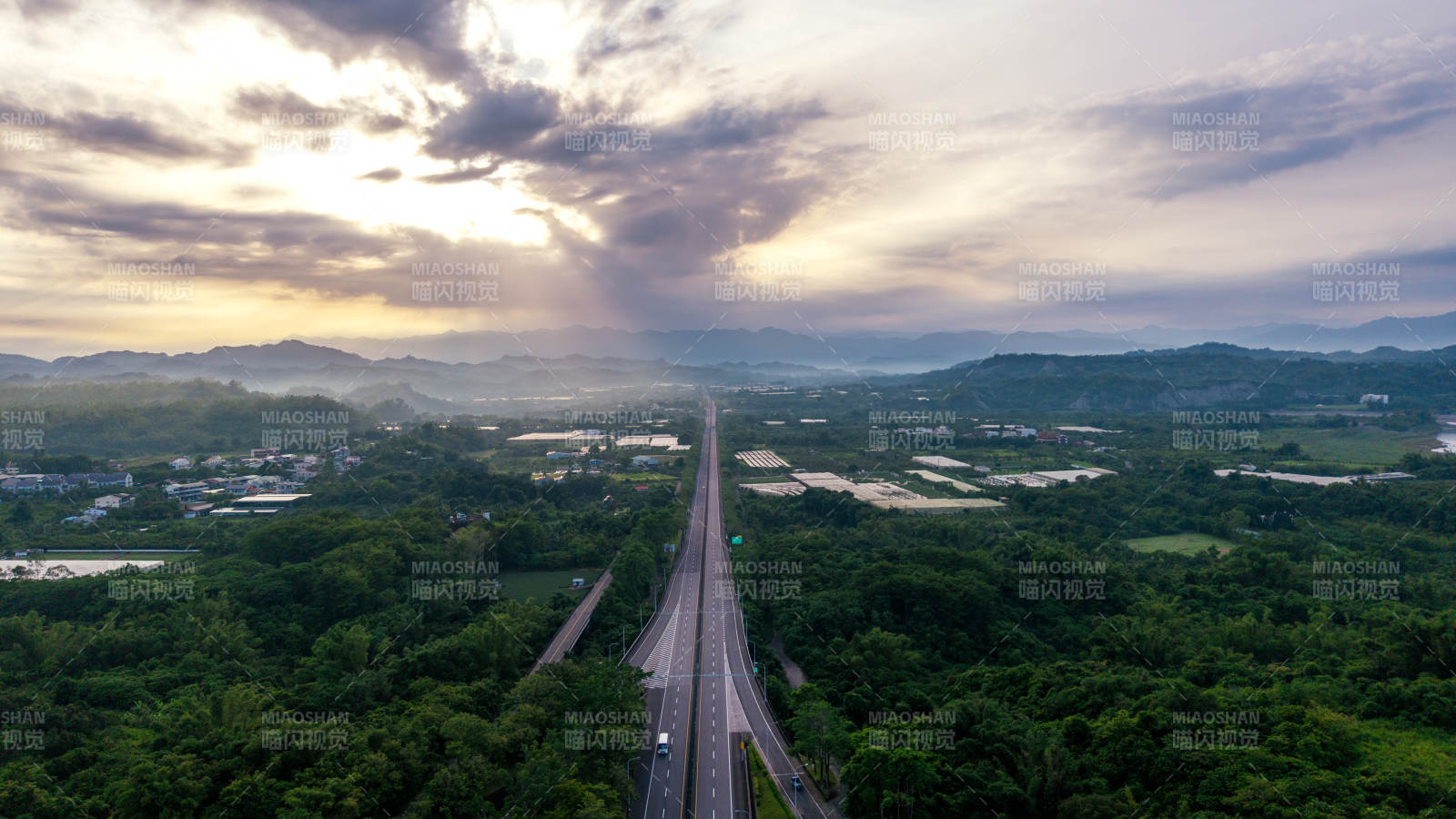晨曦中的高速公路
