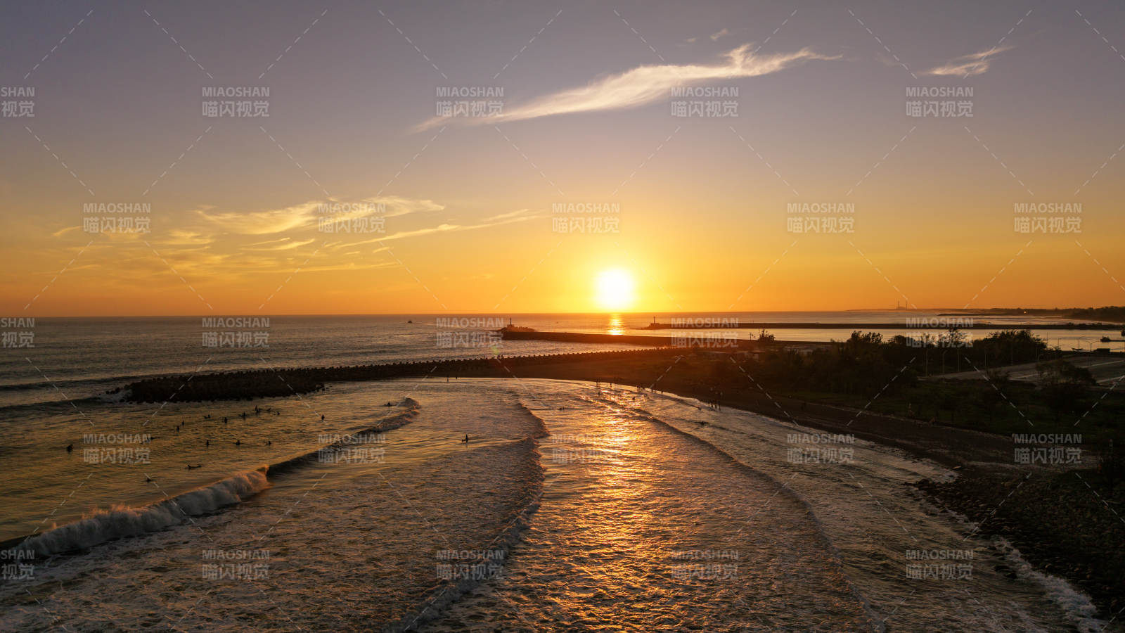 夕陽下的海岸美景