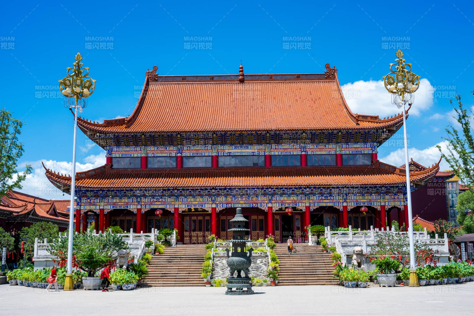 古寺紅墻映藍(lán)天