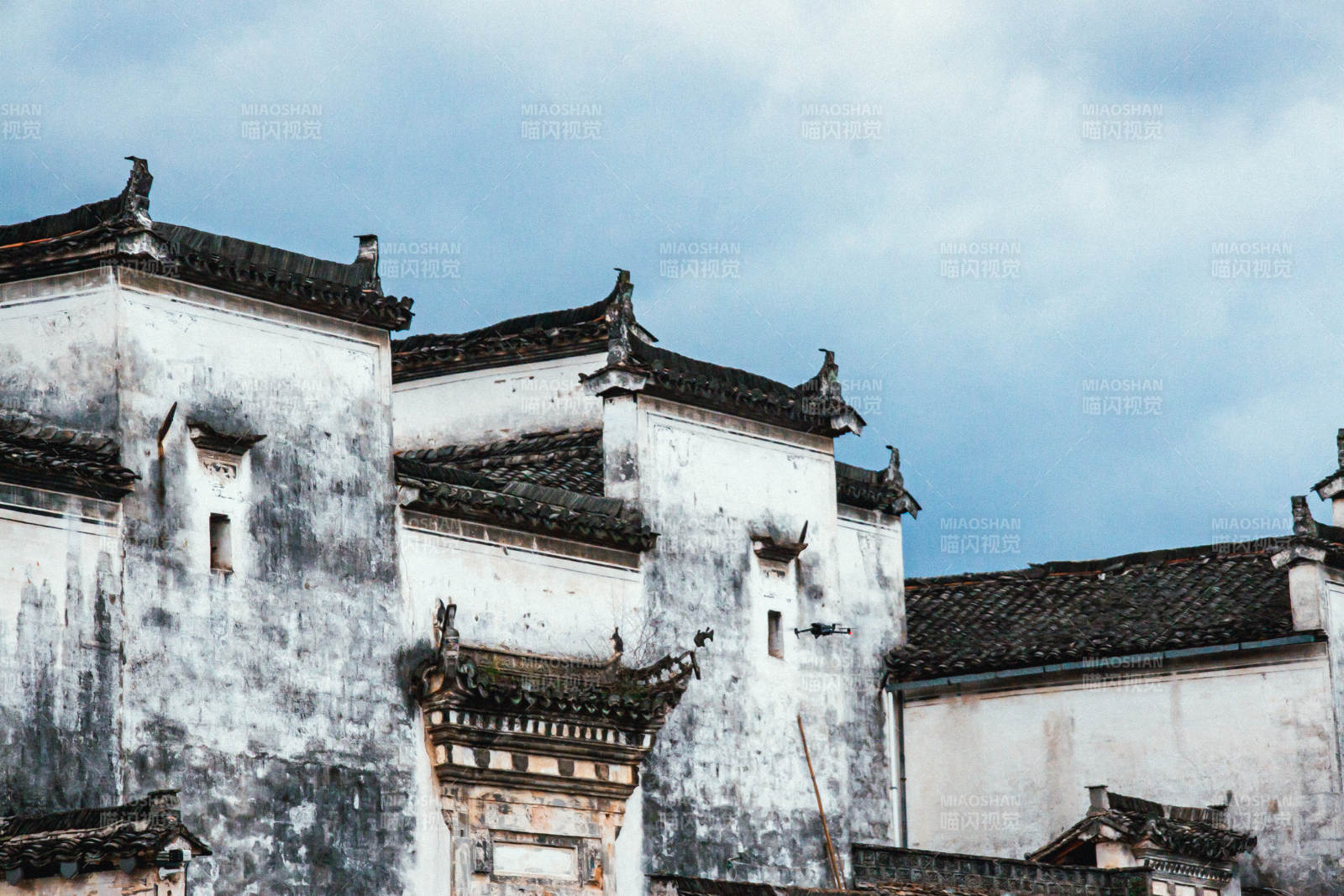 古建筑群的屋頂細節  安徽宏村