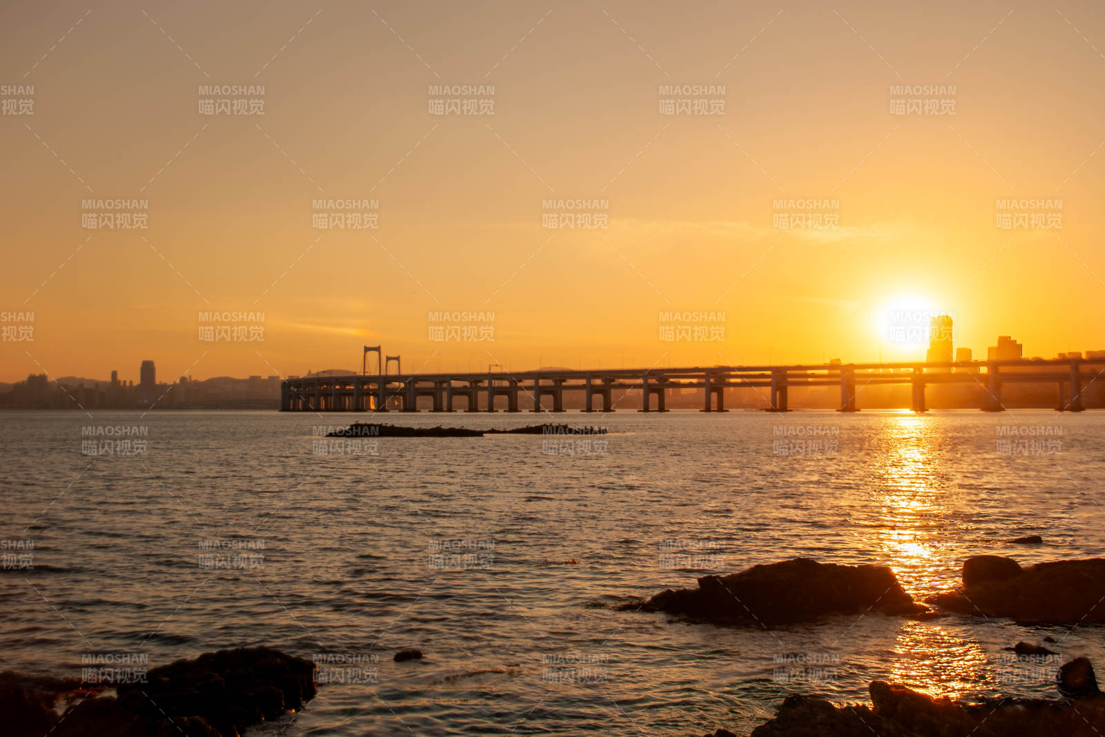 夕陽下的跨海大橋