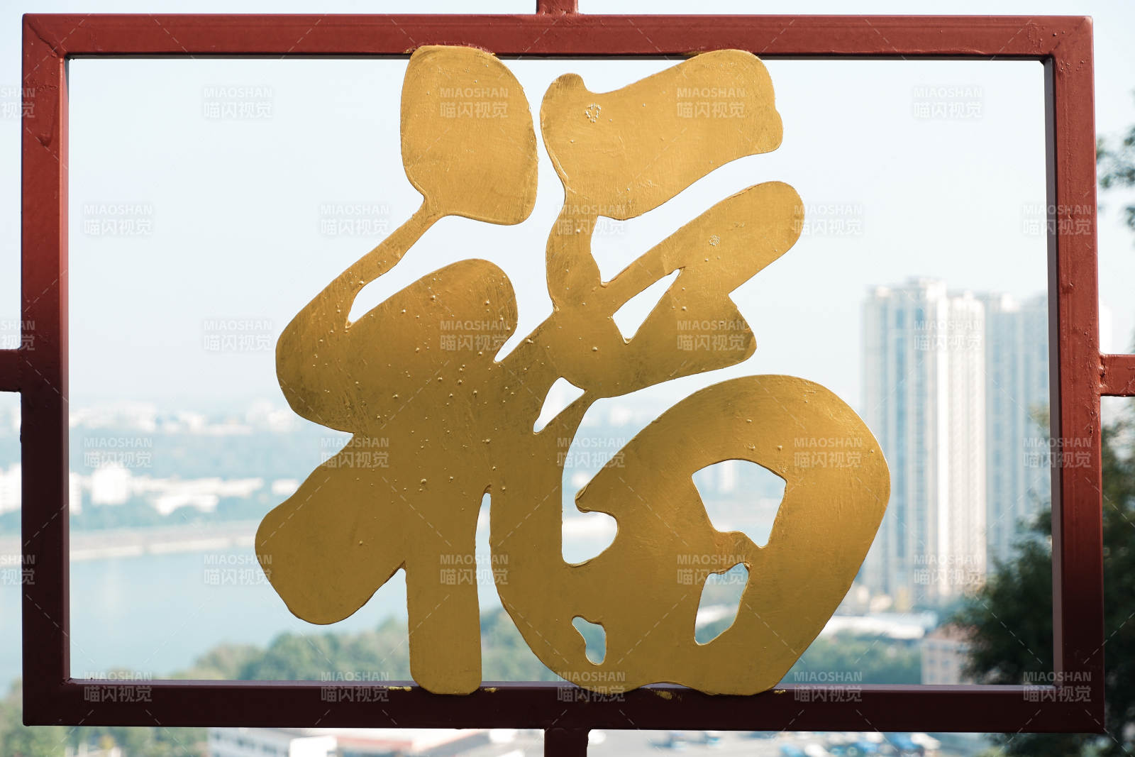 金色 福 字窗框背景城市