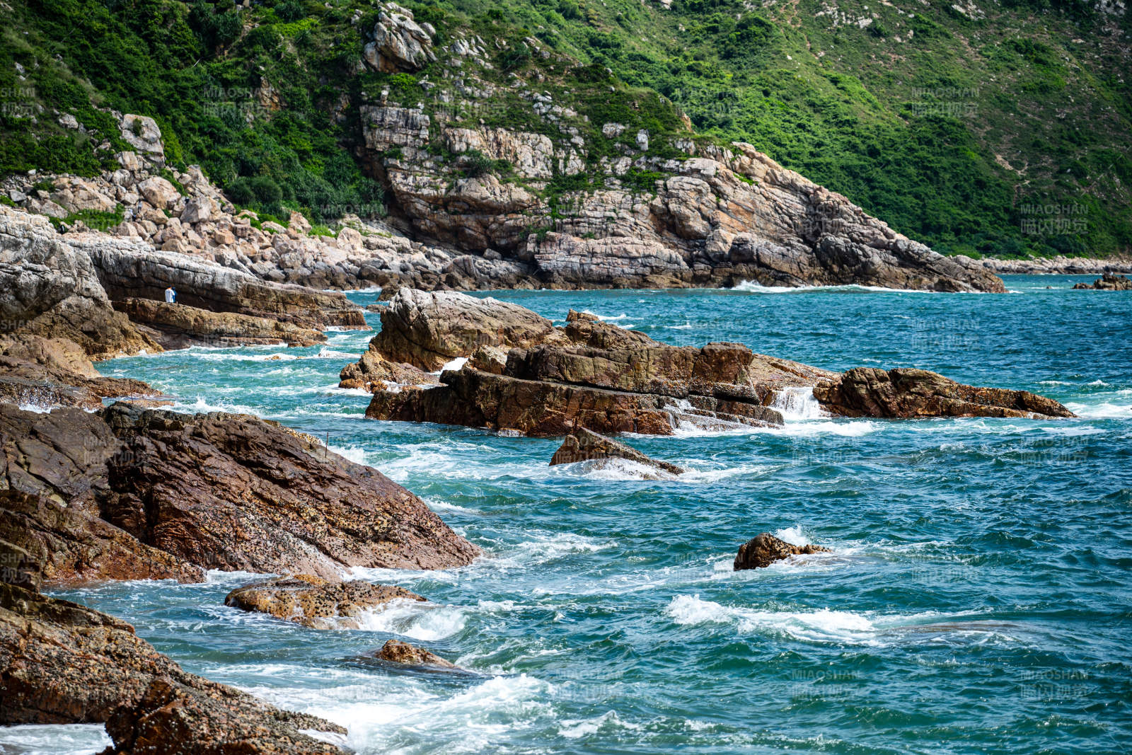 深圳天文臺海邊礁石與海浪