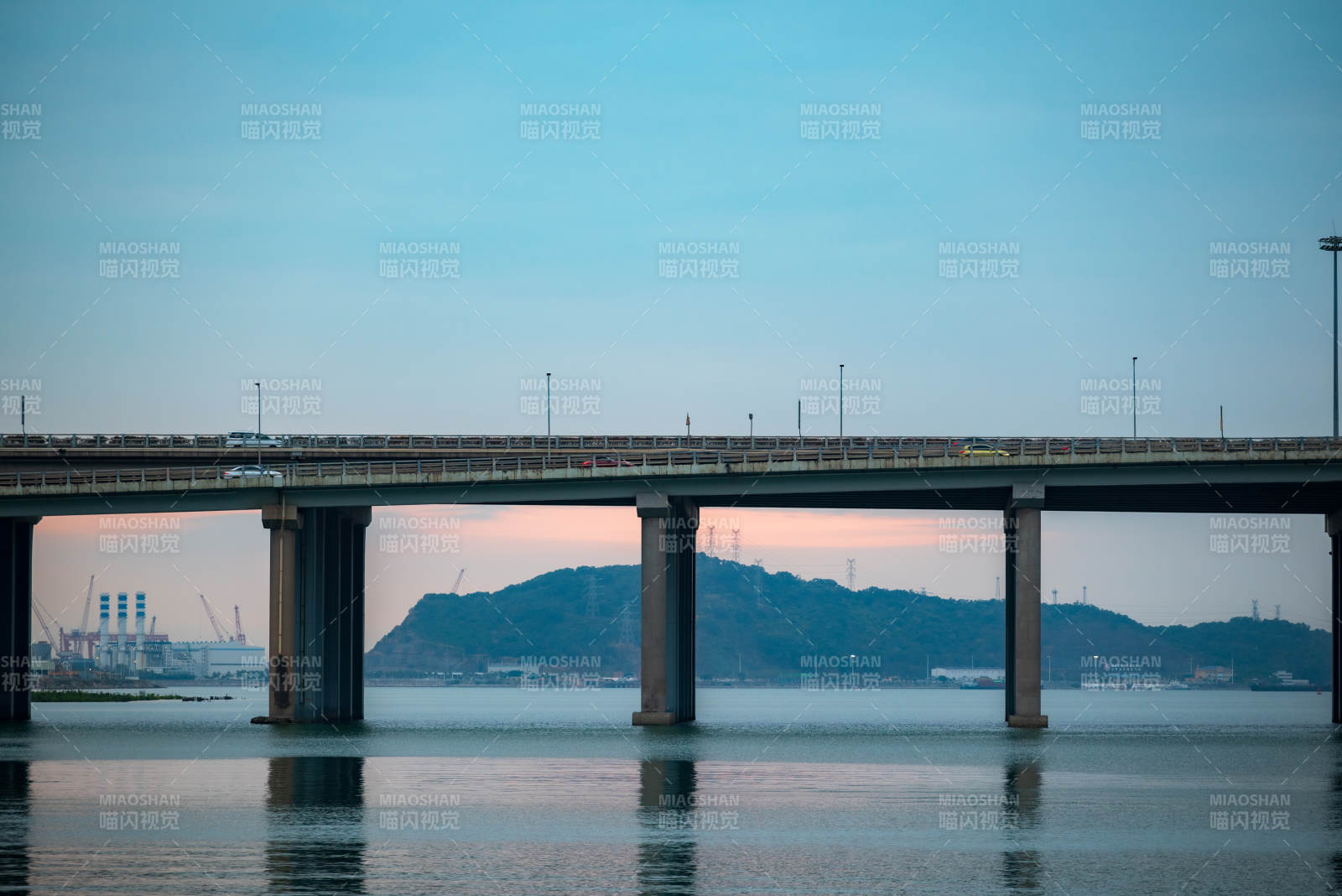 藍調時刻在深圳灣大橋景色