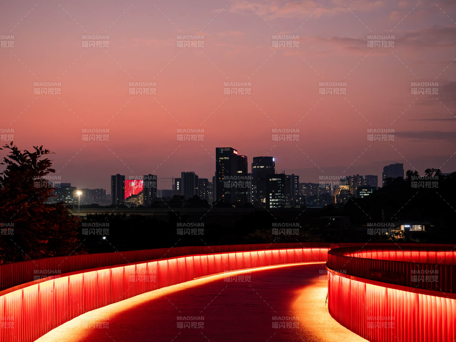 城市夜景與紅色燈光橋