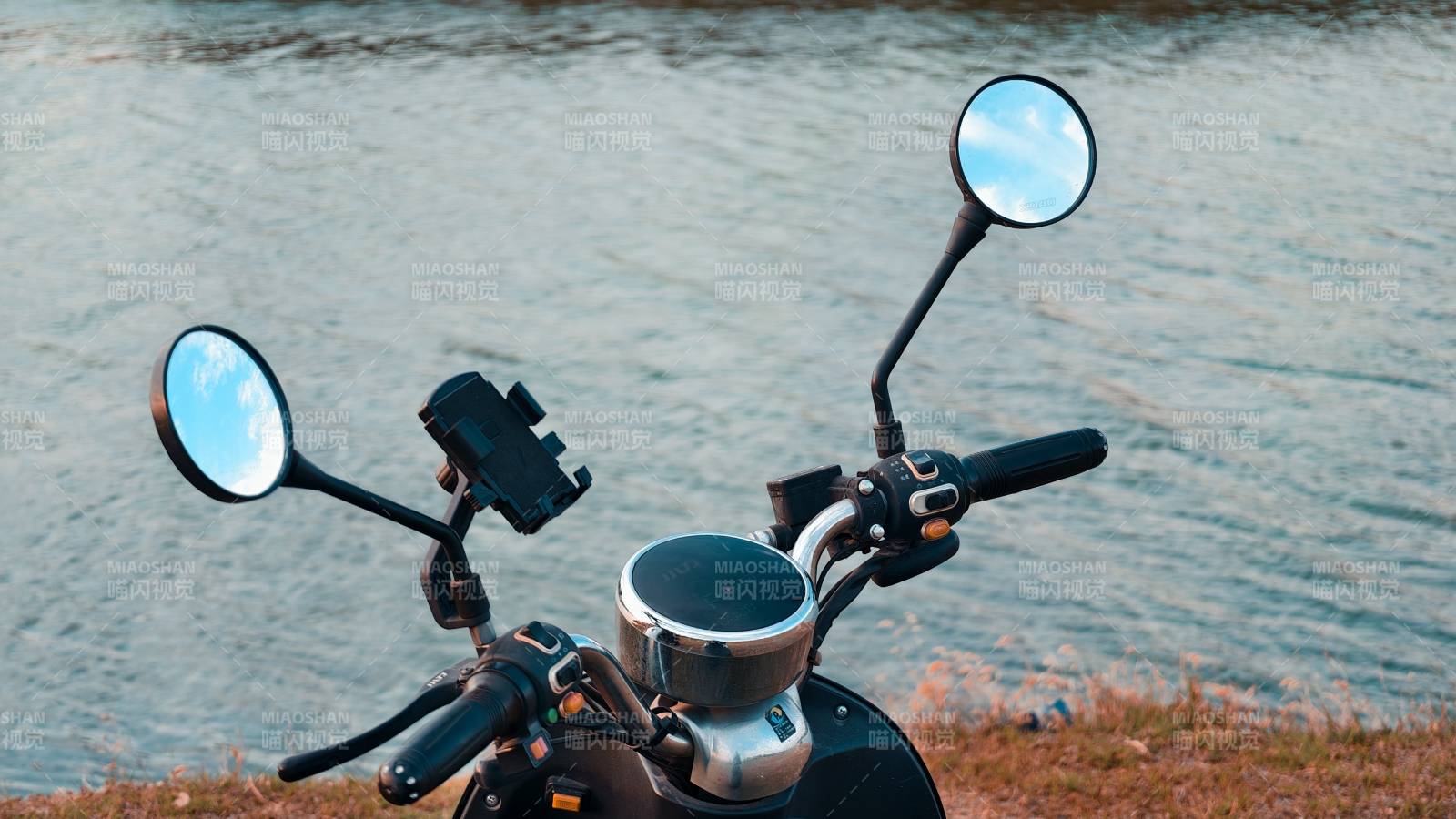 湖畔摩托車的寧靜時光