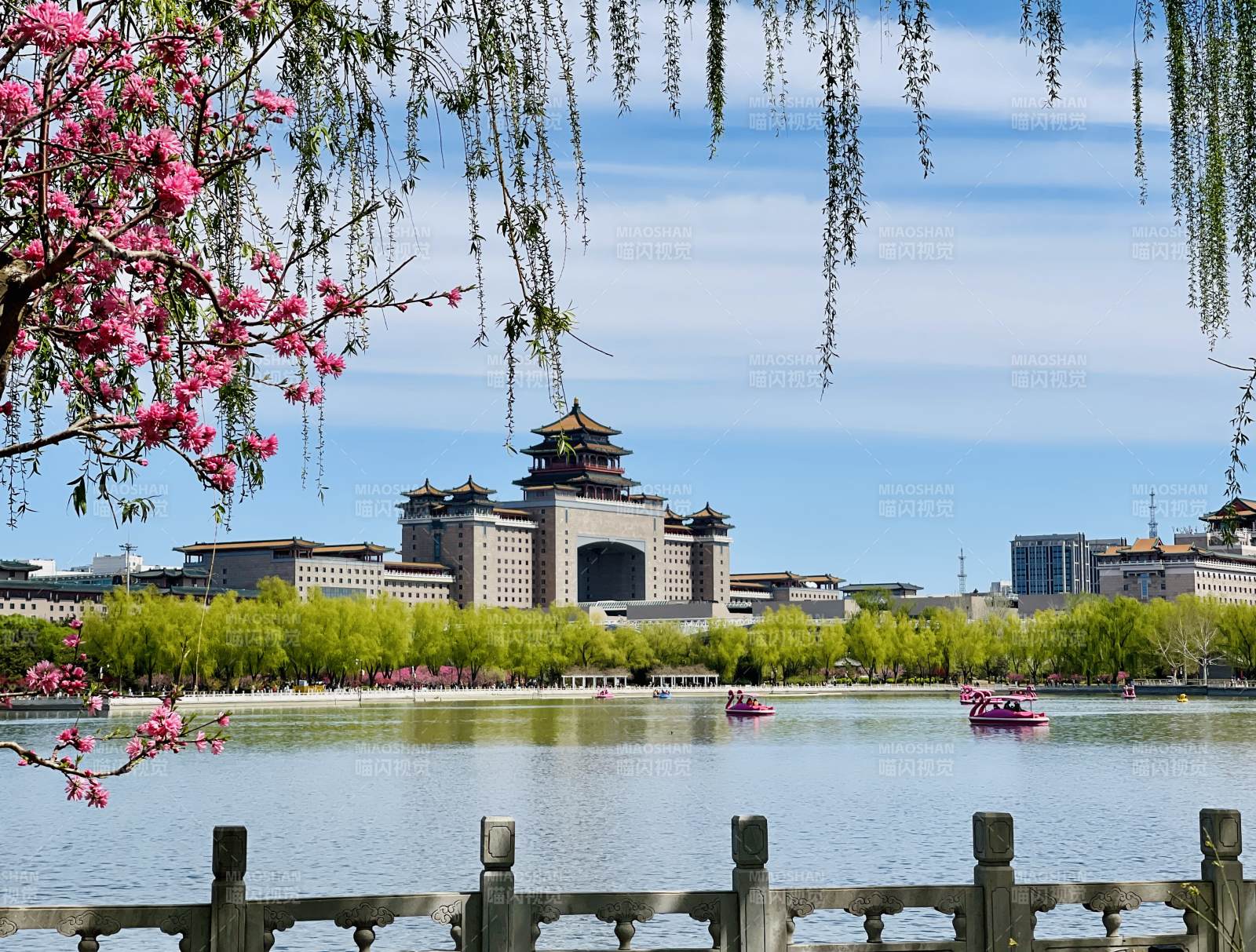 春日蓮花池湖畔建筑風光