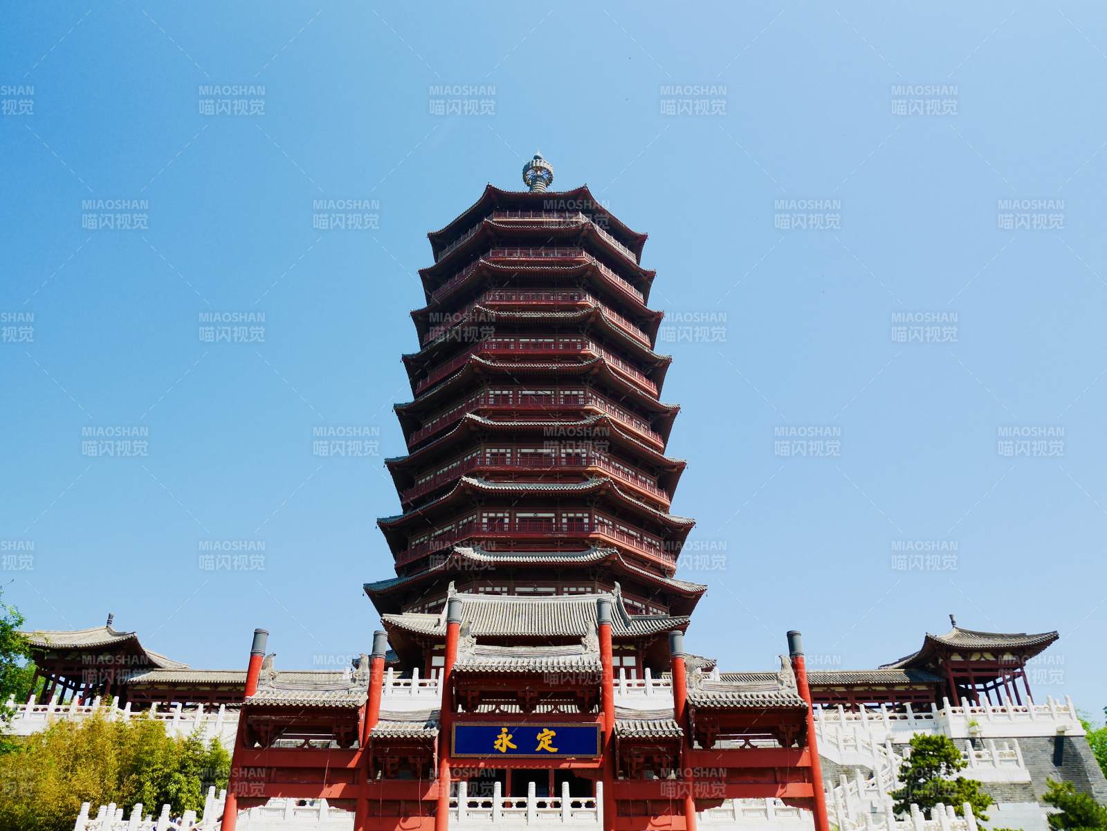 北京永定塔巍峨映藍天