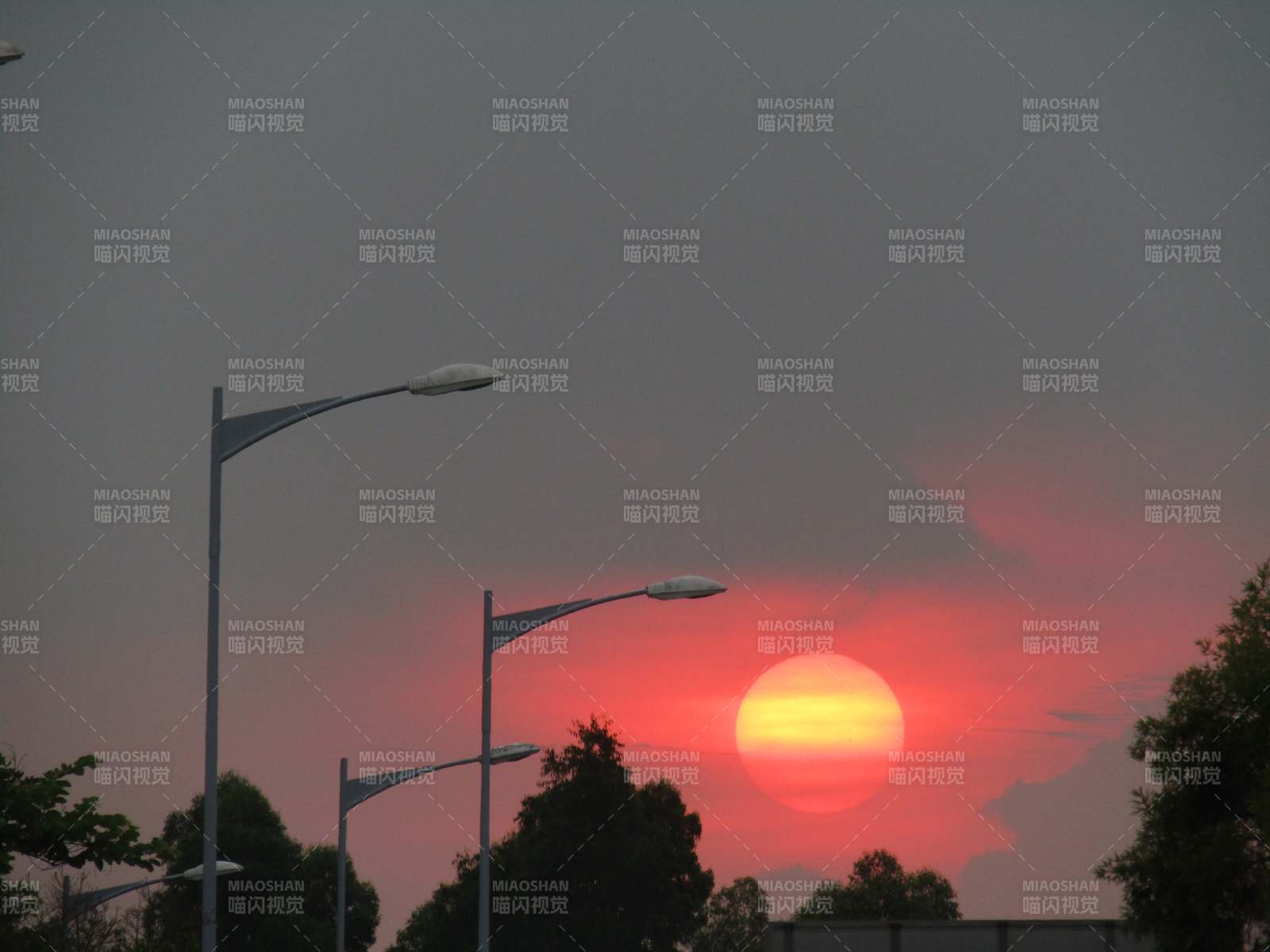 夕陽下的路燈剪影