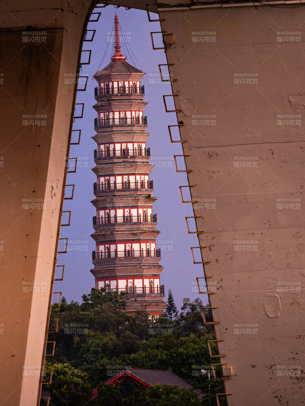 橋下古塔映襯現代建筑之美