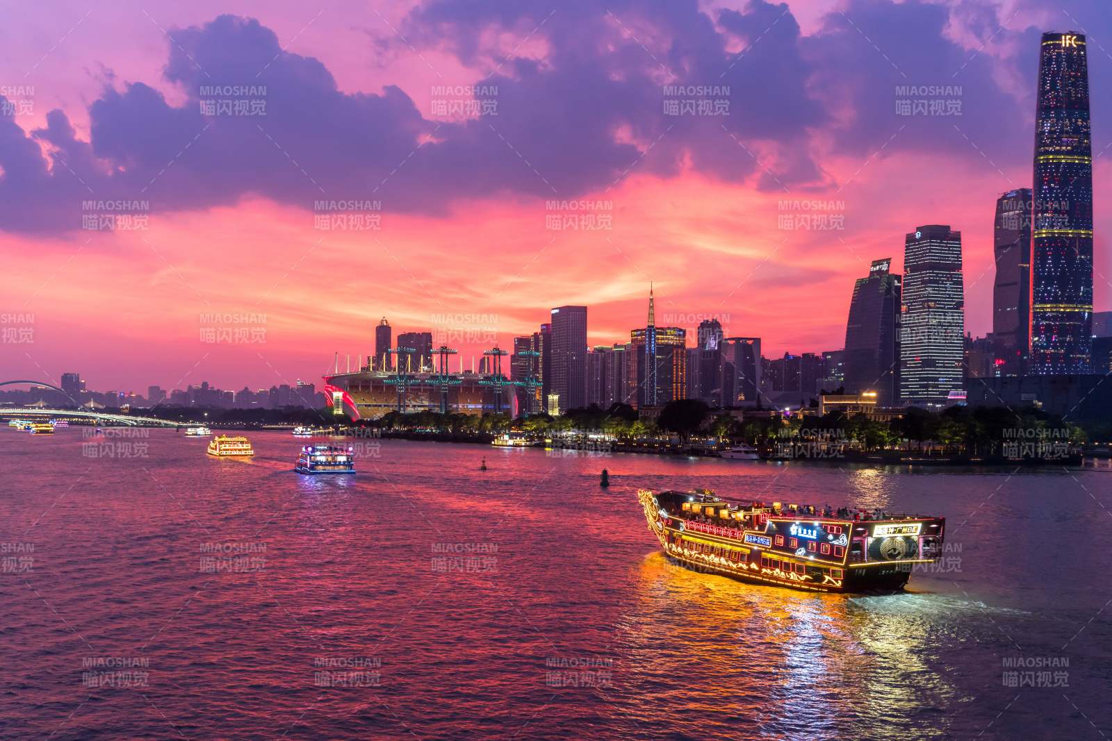 珠江夜景 城市霓虹映水