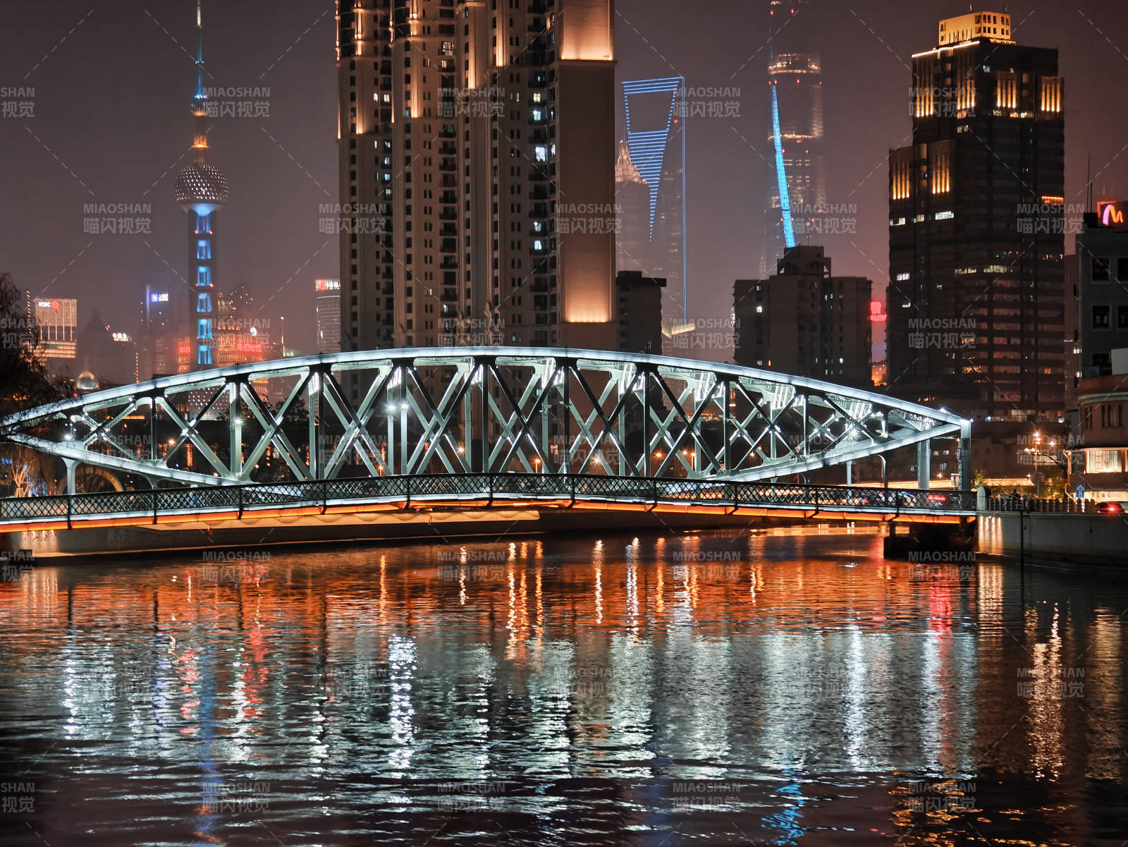 上海夜景中的城市橋梁