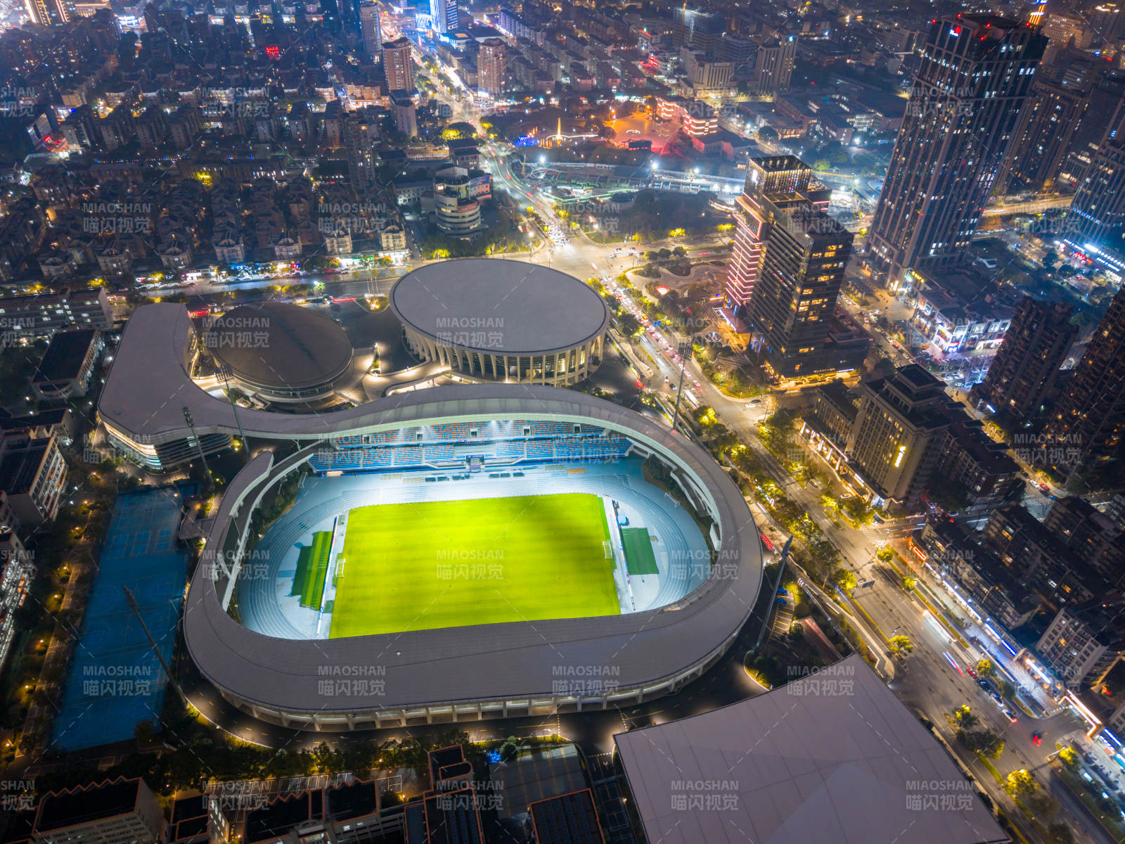 杭州市臨平區(qū)城市夜景中的體育場