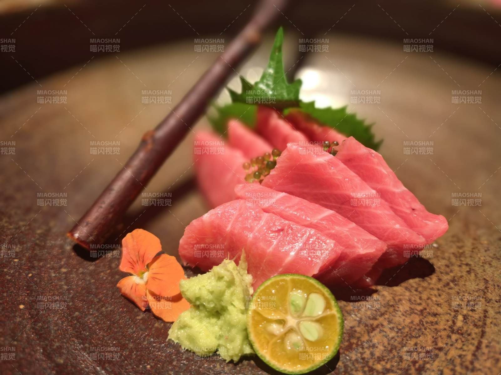 精致生魚片配芥末檸檬
