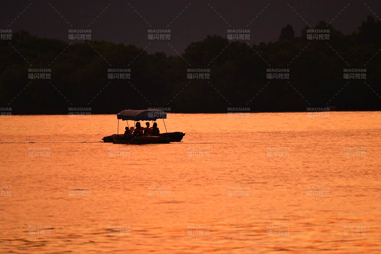 夕陽下的湖上小舟