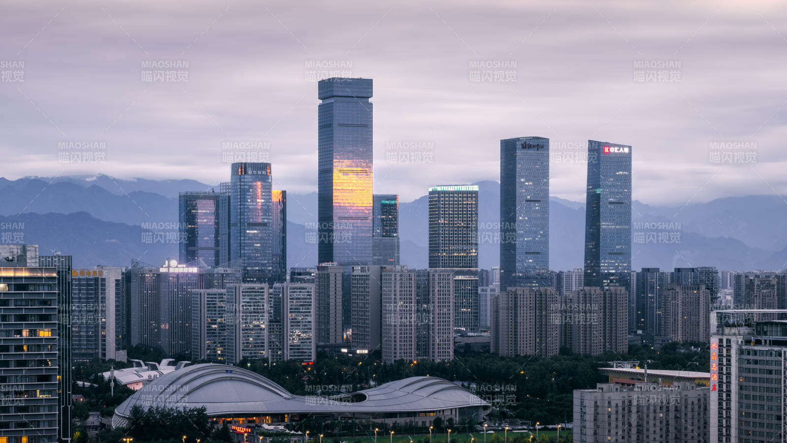 城市天際線與山景相映-西安高新cbd