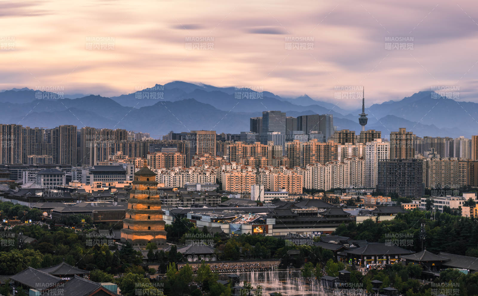 西安大雁塔映山河