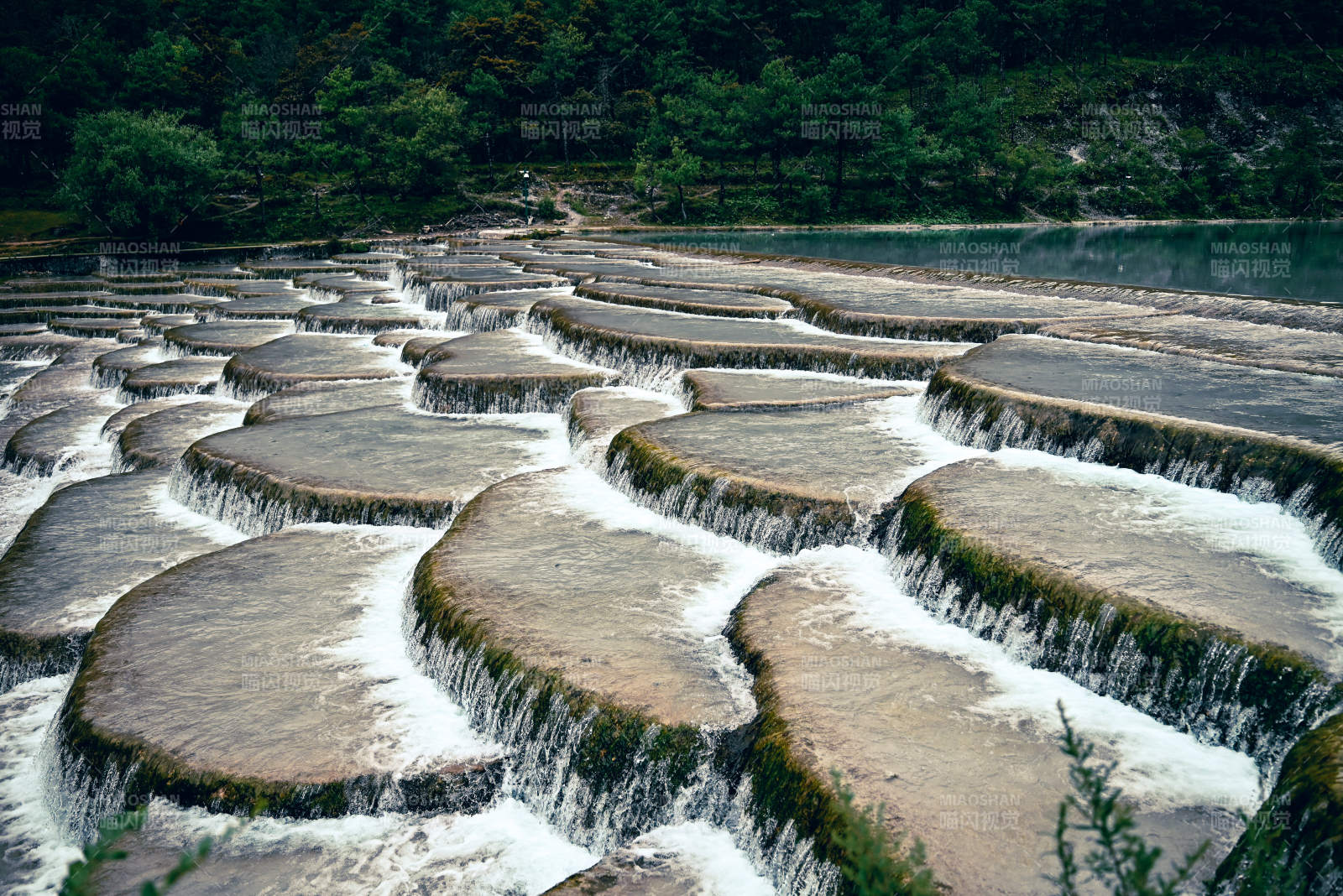 云南藍月谷水流
