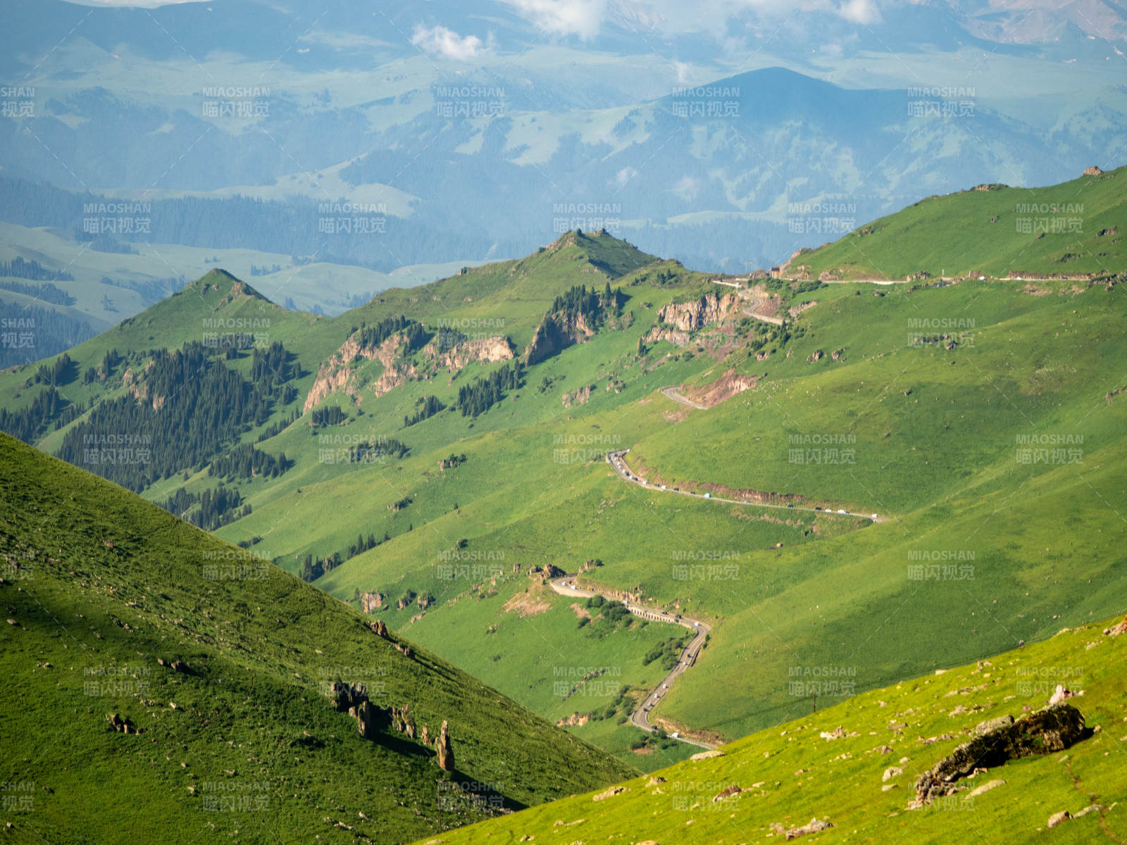 青山綠谷蜿蜒山路獨庫公路