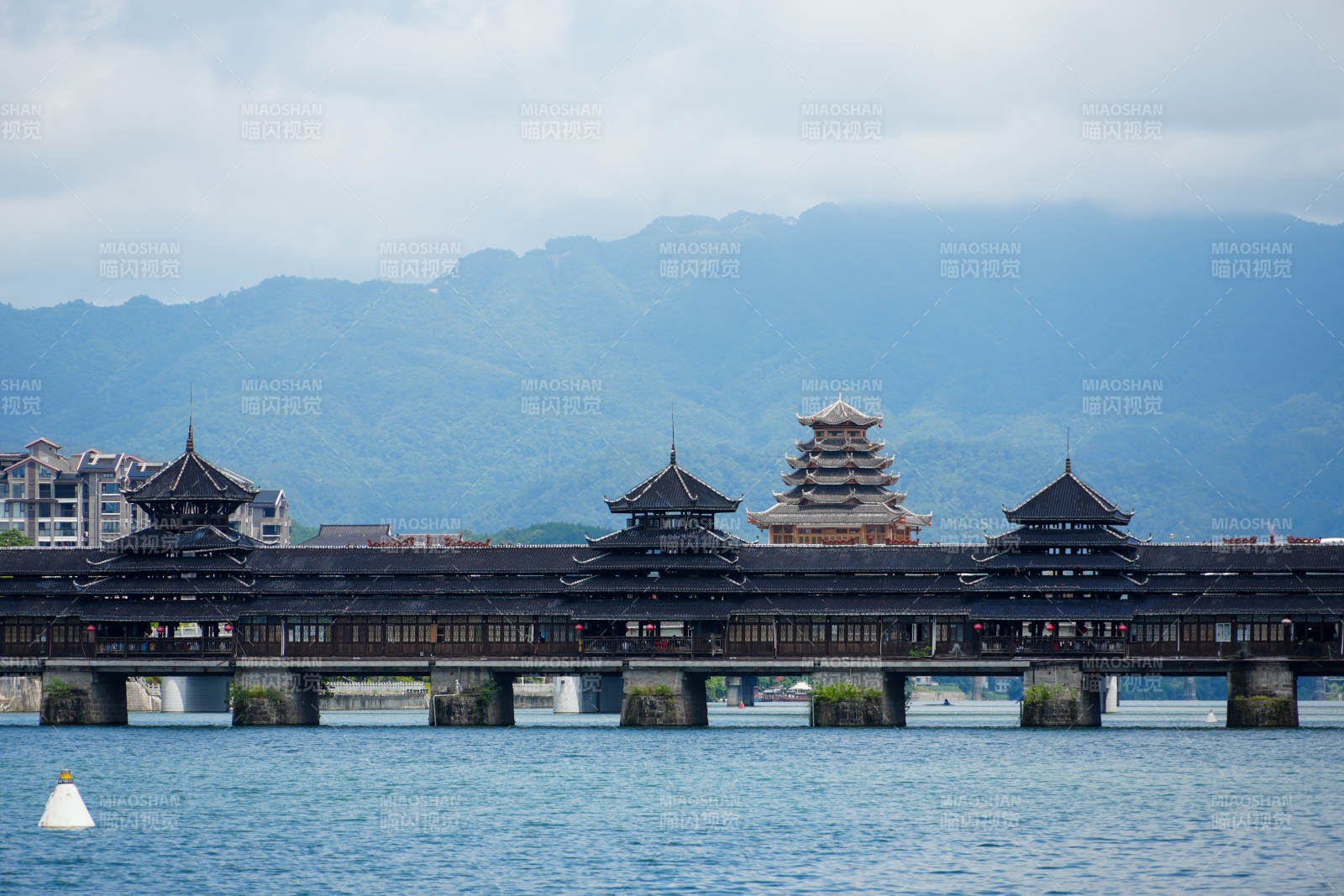 芷江風雨橋湖畔古橋 山水相映