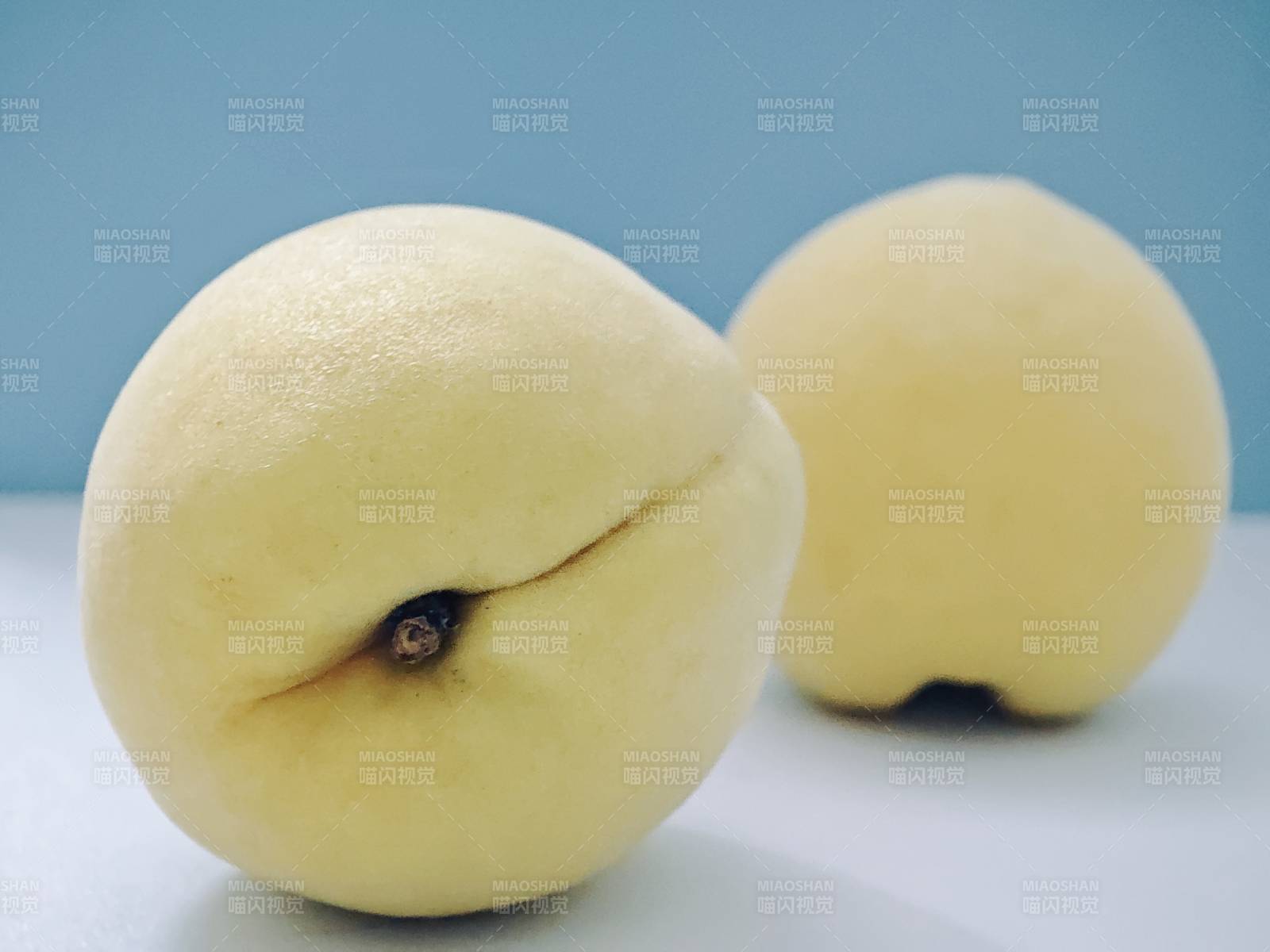 兩個黃色的桃子靜物圖