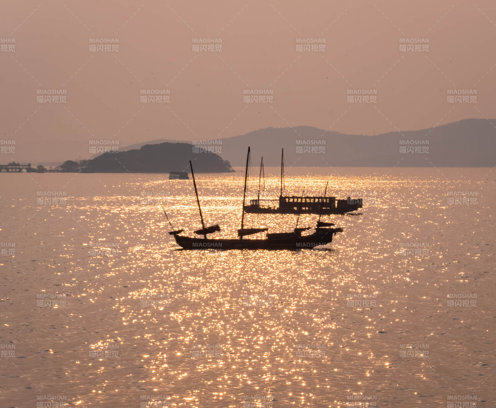 夕陽下的寧靜海面
