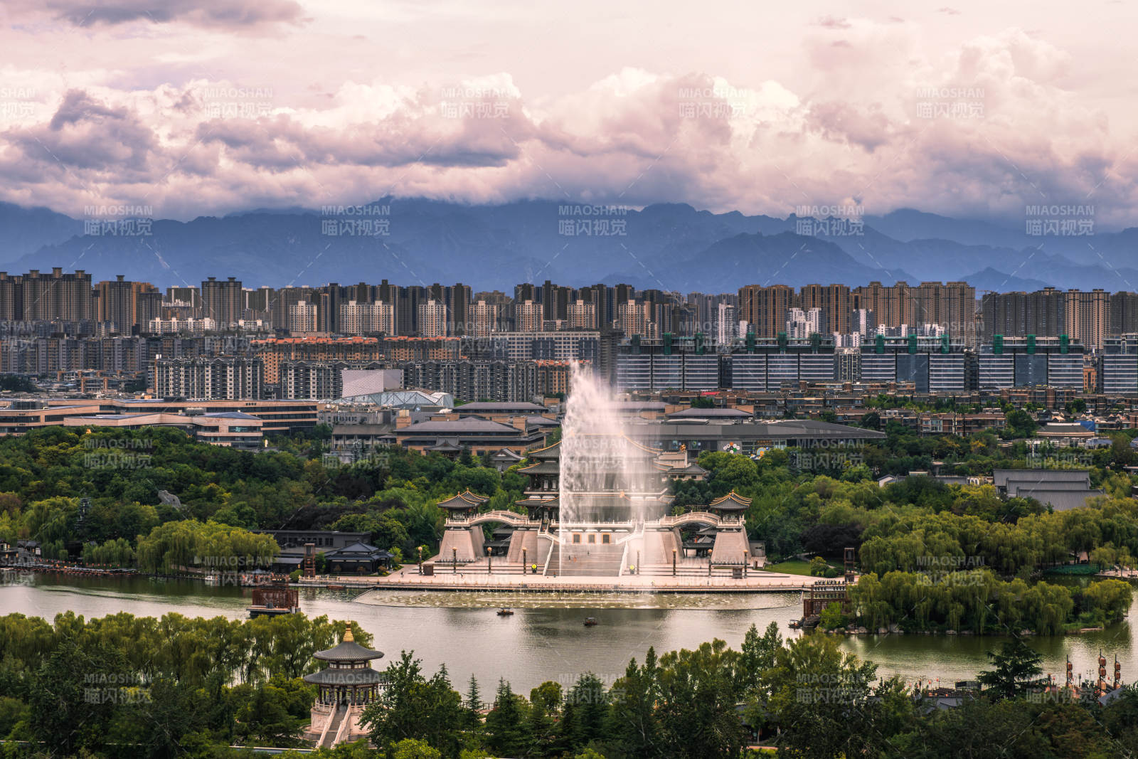 城市湖畔噴泉美景-西安大唐芙蓉園