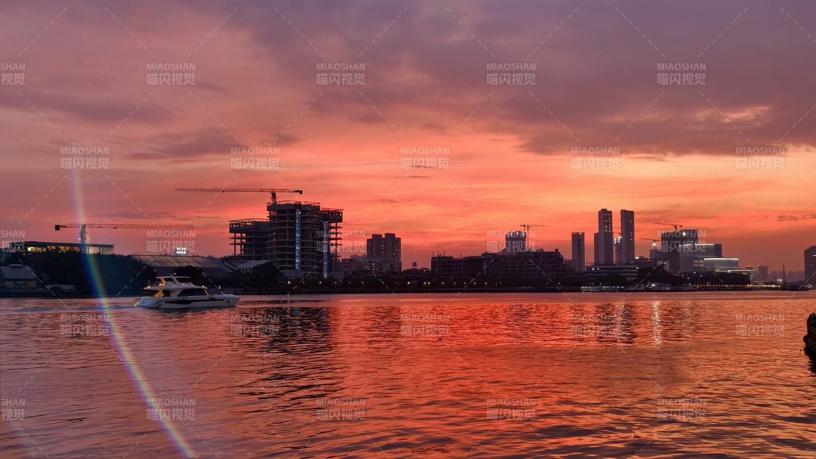 夕陽下的城市剪影 （廣州珠江邊夕照）