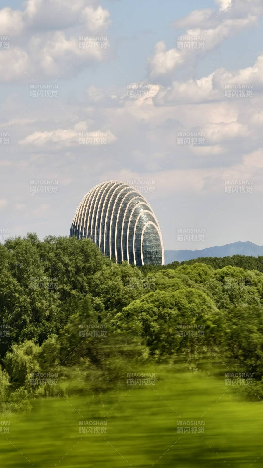 綠色森林中的現代建筑（日出東方凱賓斯基）