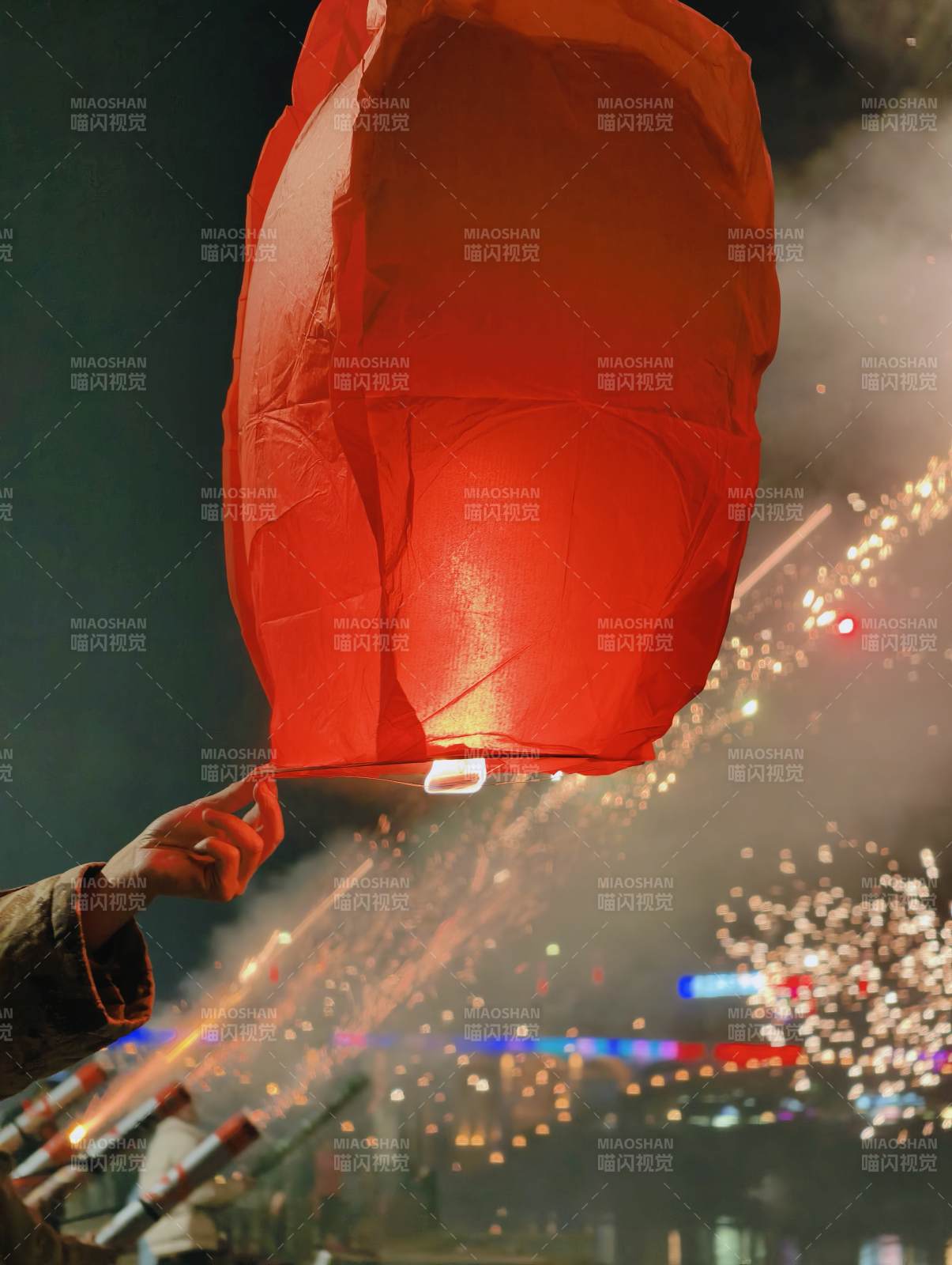 夜空中的紅色許愿燈