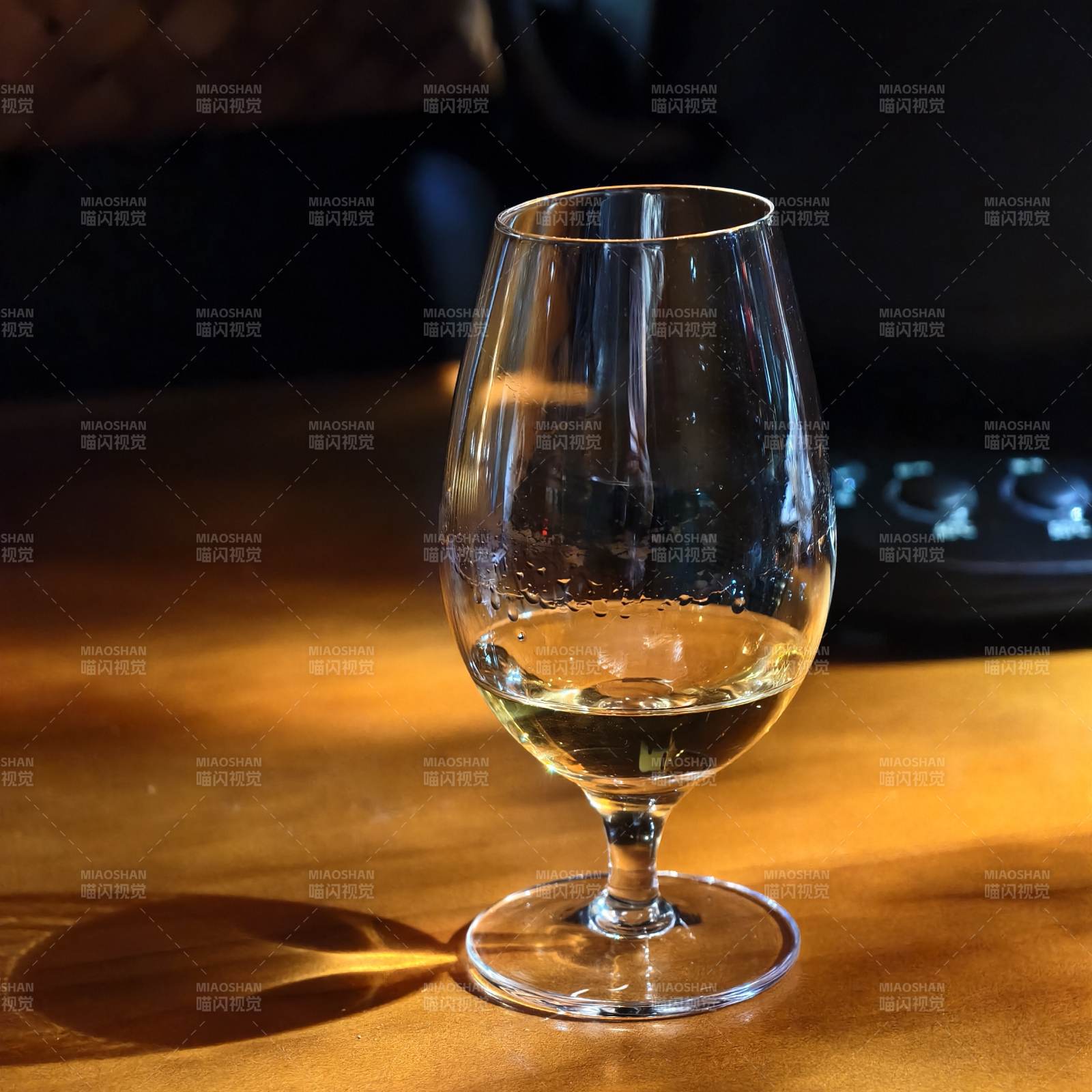 酒杯中的金色時光