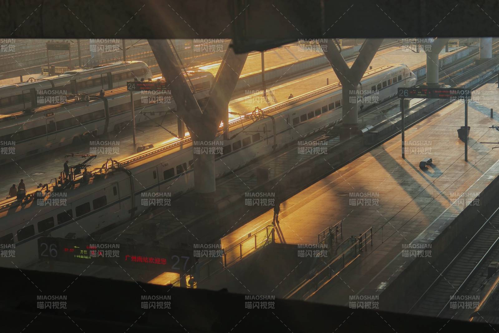 車(chē)站夕陽(yáng)下的列車(chē)靜候