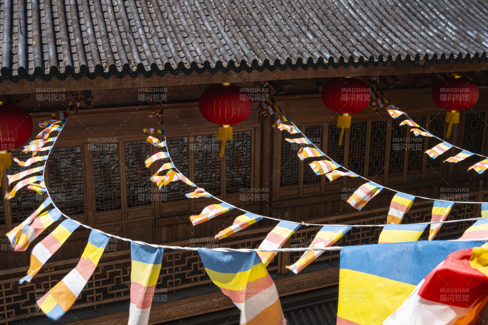 古建筑下的經(jīng)幡與紅燈籠
