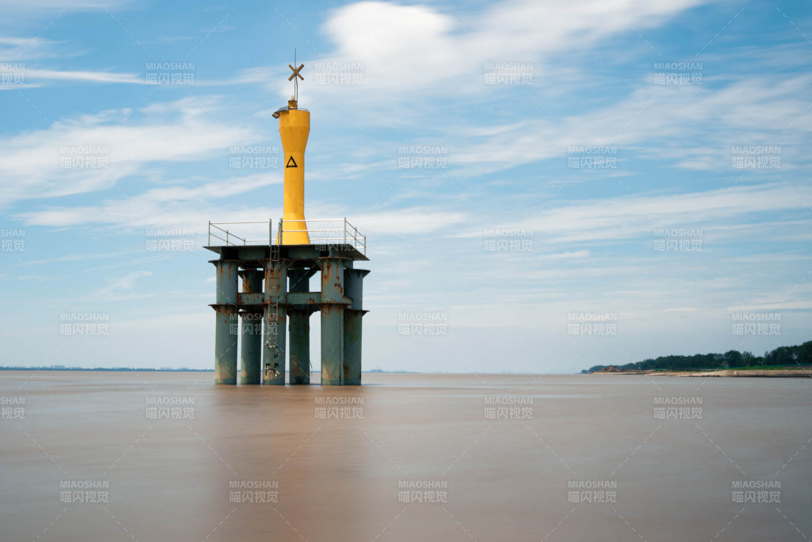 黃色燈塔矗立水面--海鹽