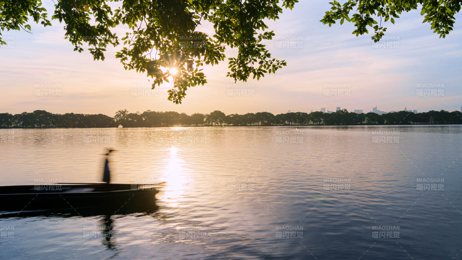 湖畔夕陽 劃舟歸影--西湖