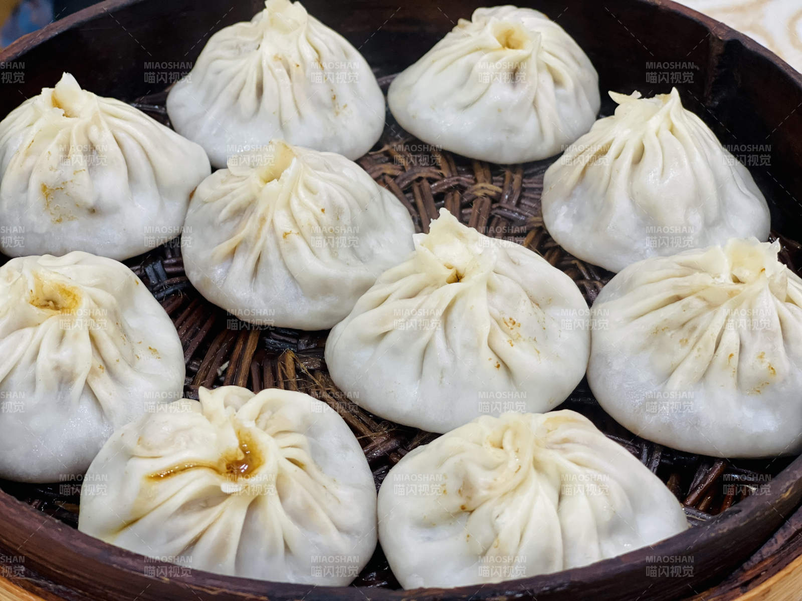 蒸籠里的美味包子