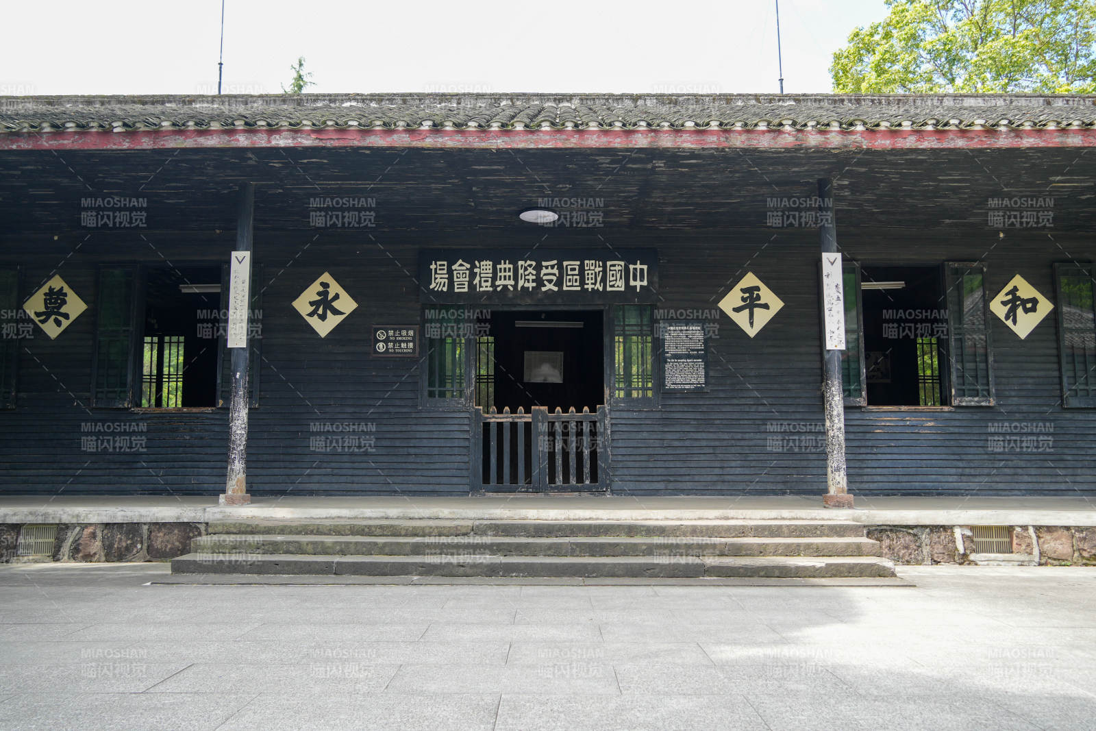 中式古建筑前的寧靜場景