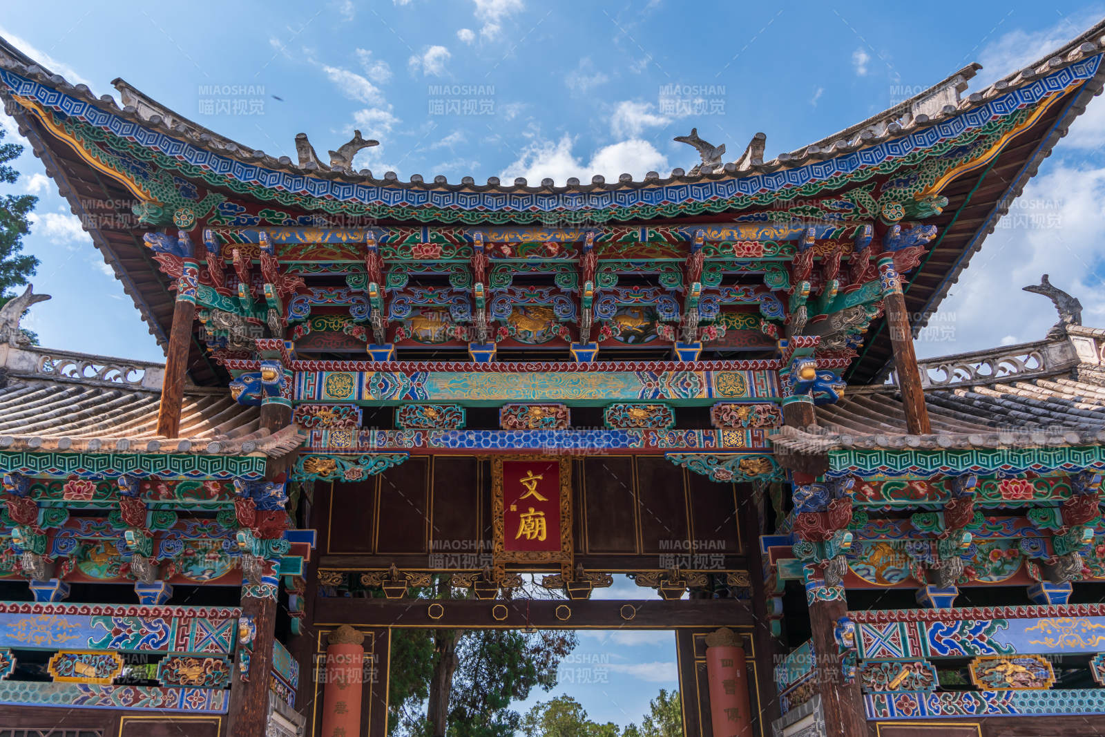 云南大理巍山古城文廟古建筑彩繪門樓