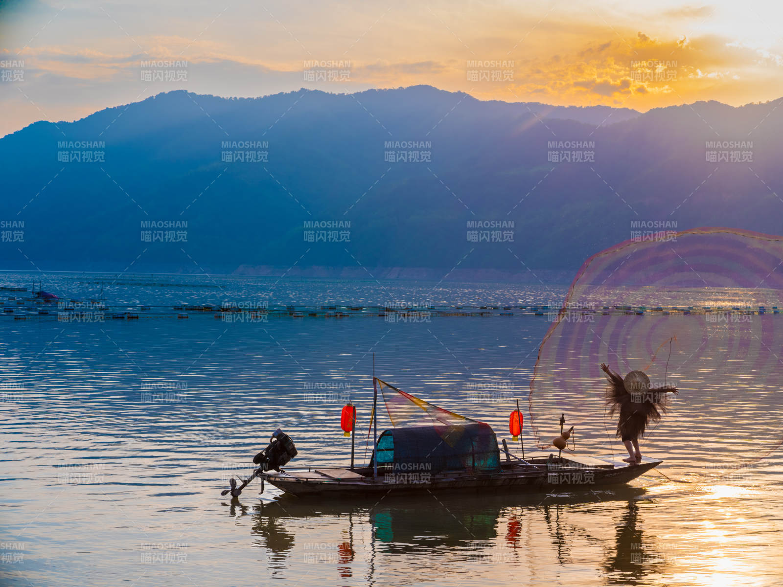 湖畔漁舟 夕陽撒網