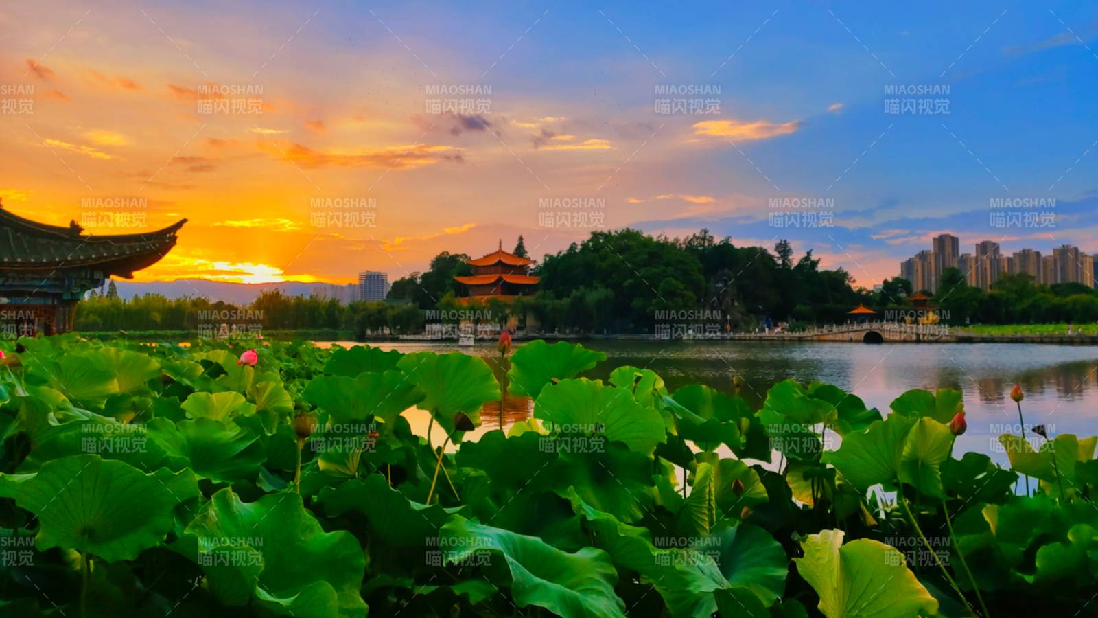 湖畔夕陽映大觀樓
