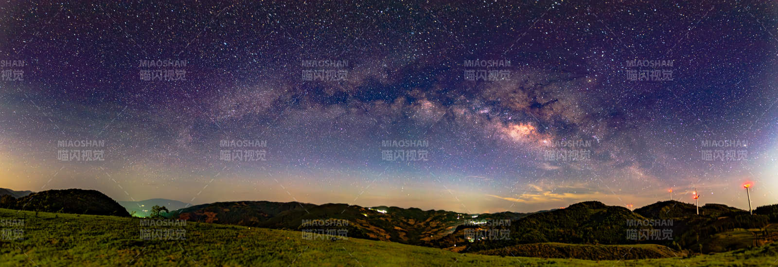 星空下的寧靜山丘