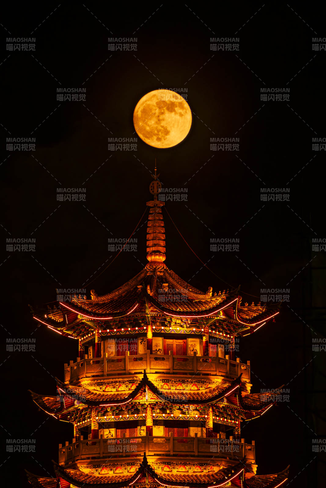 古塔紅月，云南普洱瀾滄