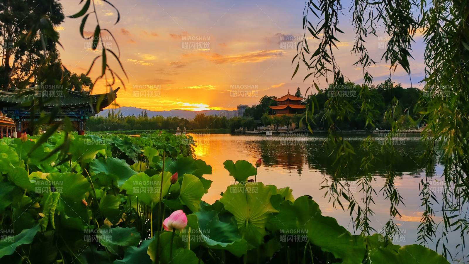 湖畔夕陽(yáng)映昆明大觀公園古亭
